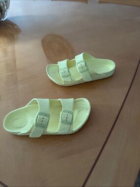 Birkenstock  Kids Double-Buckle Slide Sandals in Pale Yellow size 31